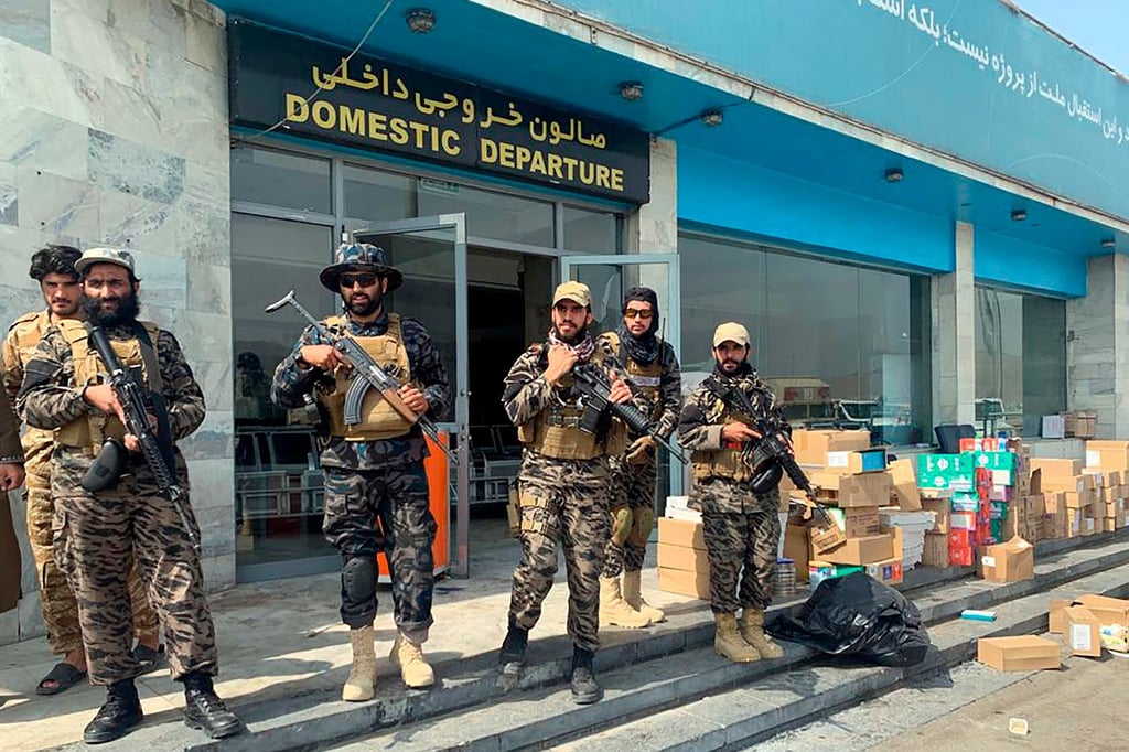 Taliban-Kämpfer stehen nach dem Abzug der USA in Kabul im Inneren des internationalen Flughafens Wache.