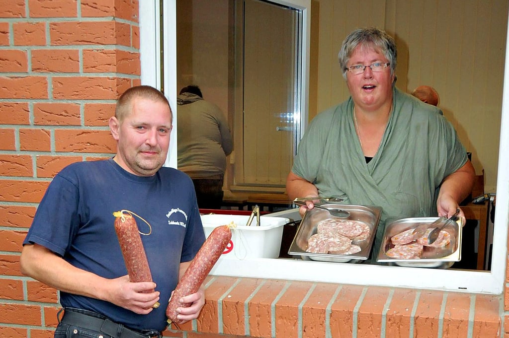 Liane Grothe und David Ress  freuen sich, dass die Gäste großen Appetit mitbrachten. Alle Würste wurden aufgegessen.