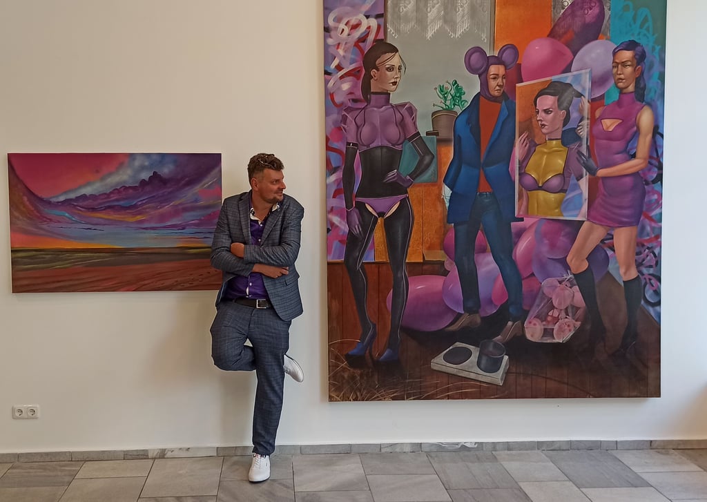 Robin Zöffzig hier zwischen seinen Bildern, die in der Galerie Fabra Ars ausgestellt werden.