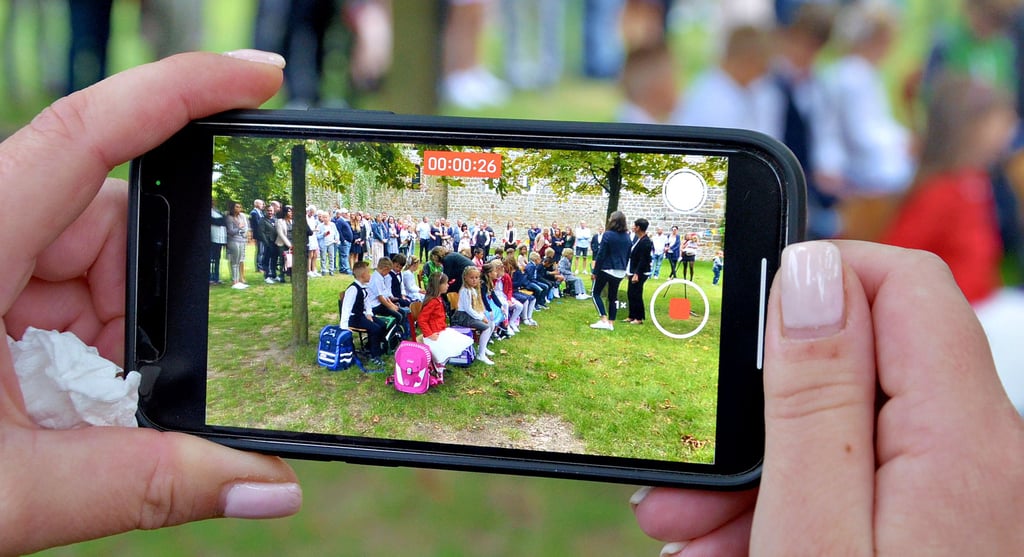 Ein Handy oder sogar die Profikamera hatten wohl alle Besucher der Einschulung an der Grundschule Plötzky dabei, um diese besonderen Momente in Stand- und Bewegtbildern festzuhalten. Und manch Elternteil hatte eben auch ein Taschentuch mit, um die feuchten Augen hin und wieder zu trocknen.