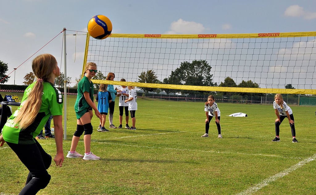 Zum ersten Volleyball-Turnier spielten 18 Teams und 12 Einzelteilnehmer ? hier treten Rika und Romy aus Eickendorf gerade gegen Luisa und Nika vom USV Halle an.