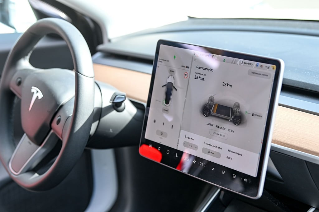 Auf einem Display im Cockpit eines Tesla ist das Ladeprogramm zu sehen