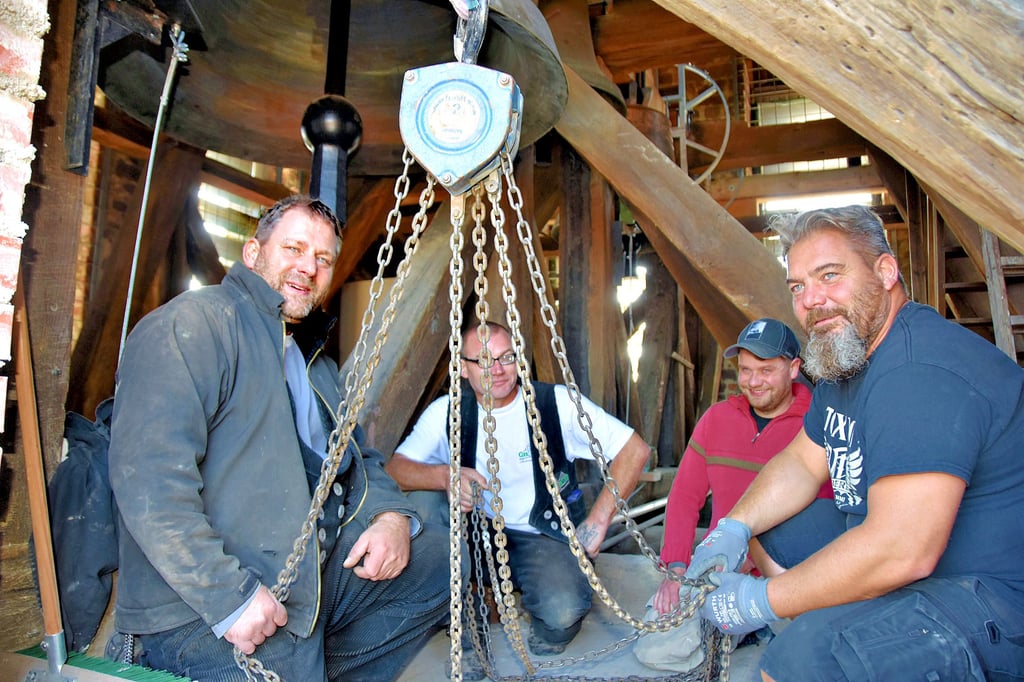 Mit Hilfe von Flaschenzügen brachten die Zimmerer Heiko Bruns (v.l.) und Eugen Redekop sowie die Steinmetze Mathias Rodenstein und Sebastian Stadler die schweren Glocken, Balken und Stahlträger im Turm der Calvörder Sankt-Georg-Kirche in Position.