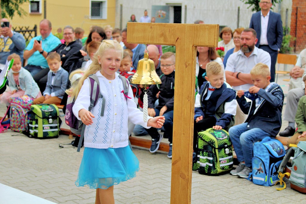 Einläuten zum Schulstart: Die Abc-Schützen der Walternienburger Grundschule durften einmal die Glocke läuten.