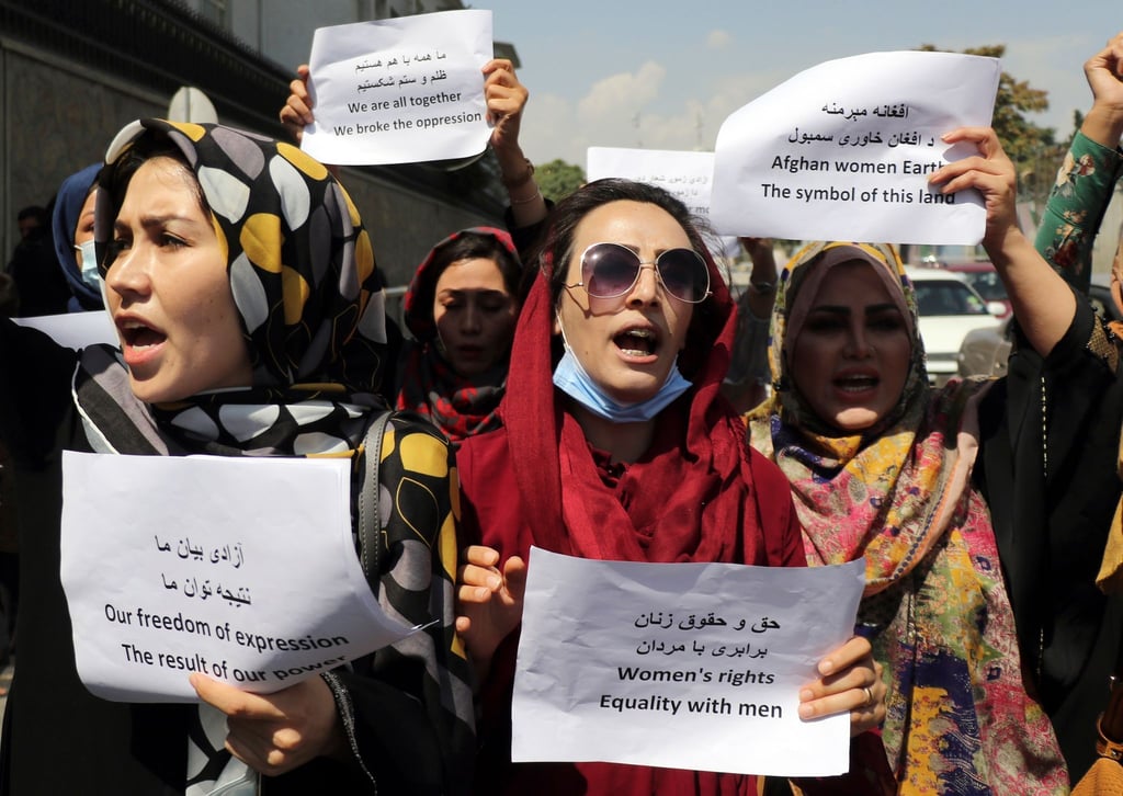 Frauen versammeln sich zu einer Demonstration, um ihre Rechte unter der Taliban-Herrschaft einzufordern.