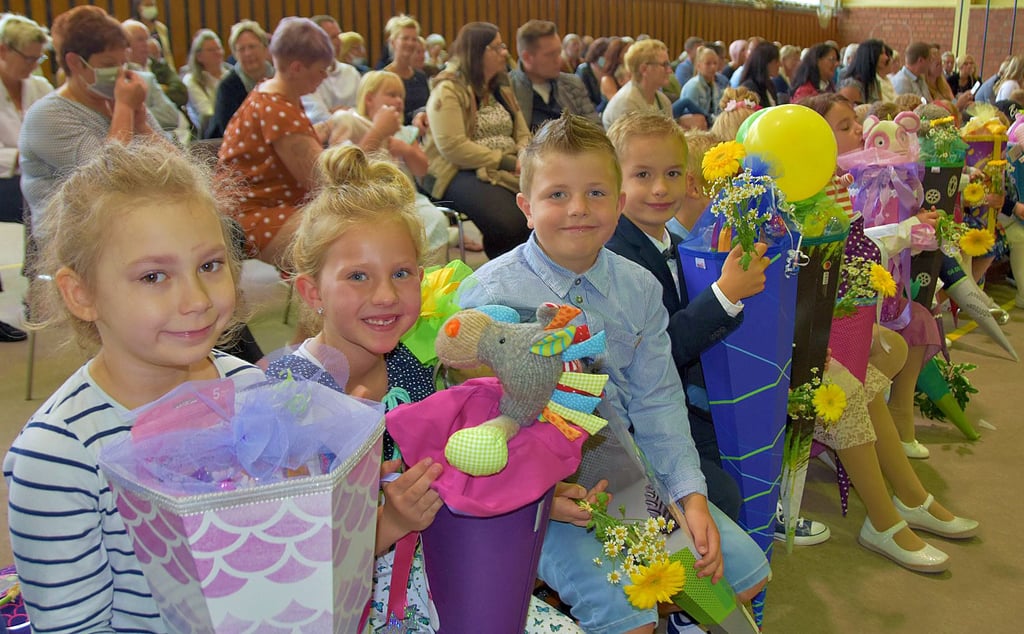 Die Abc-Schützen der Grundschule in Rätzlingen freuen sich bei der Einschulungsfeier in der Sporthalle über ihre prallgefüllten Zuckertüten.