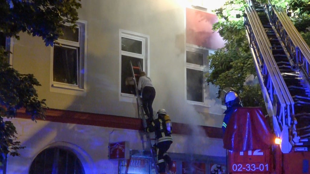 Bewohner mussten aus dem Haus gerettet werden.