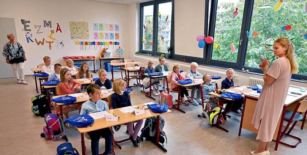 Einschulung, das erste Mal im künftigen Klassenraum sitzen und alles in einer nigelnagelneuen Schule. Hier die Klasse 1 a der Grundschule "Am Westring" mit Klassenlehrerin Nathalie Wachsmann.