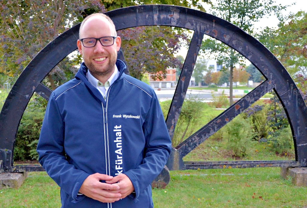 Für Frank Wyszkowksi ist die Wirtschaft der Motor jeder Entwicklung. Hierher zum Denkmal für den Kalibergbau in Staßfurt hat er als Geschäftsführer des Bernstein Acamed Resort in Neugattersleben oft seine Hotelgäste zu Führungen mitgenommen und ihnen gezeigt, wo die industrielle Geschichte der Region einst ihren Anfang nahm.