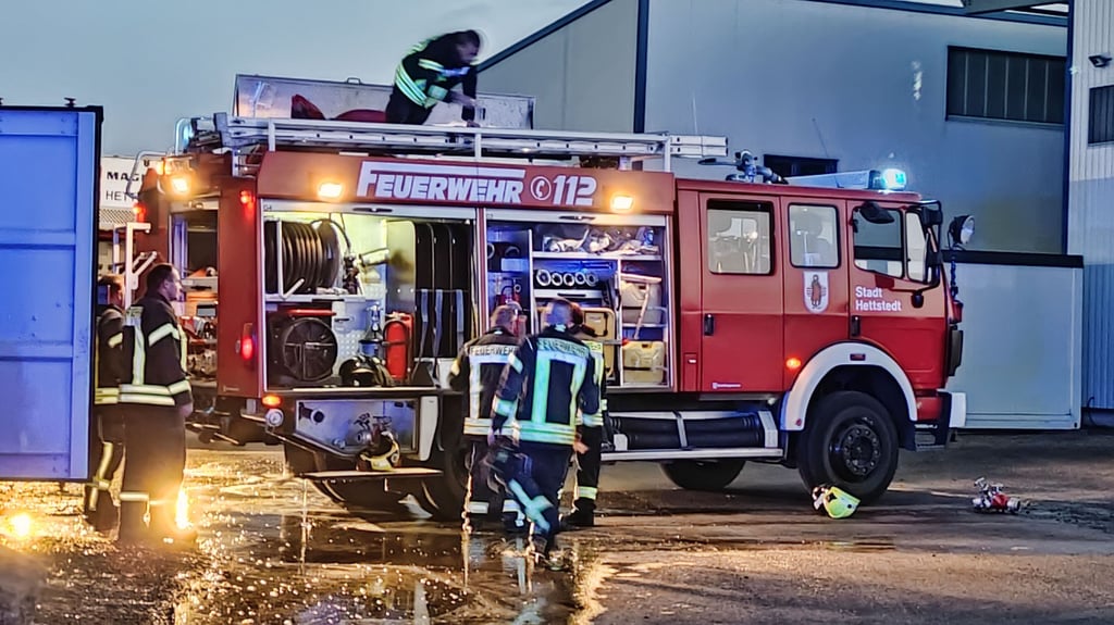 51 Kameraden Kräften und 14 Fahrzeugen vor Ort