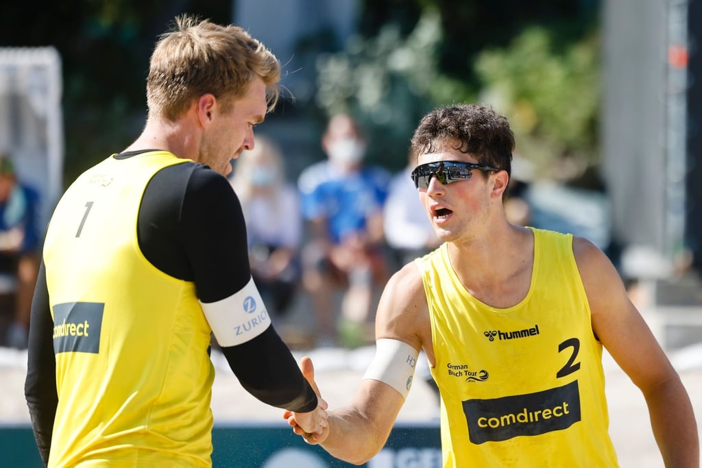 Alexander Walkenhorst (l) und Sven Winter klatschen sich ab.
