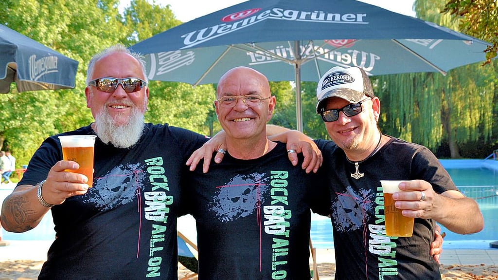 Noch einmal schwelgte Rocklegende Volker Willborn (l.) mit seinen Partnern, Helfern und Freunden in Erinnerungen an das RockBadaillon.