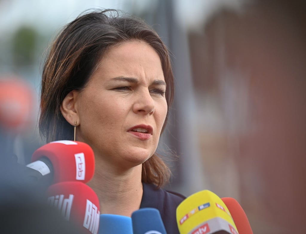 Annalena Baerbock spricht bei einem Wahlkampfauftritt zu Journalisten.