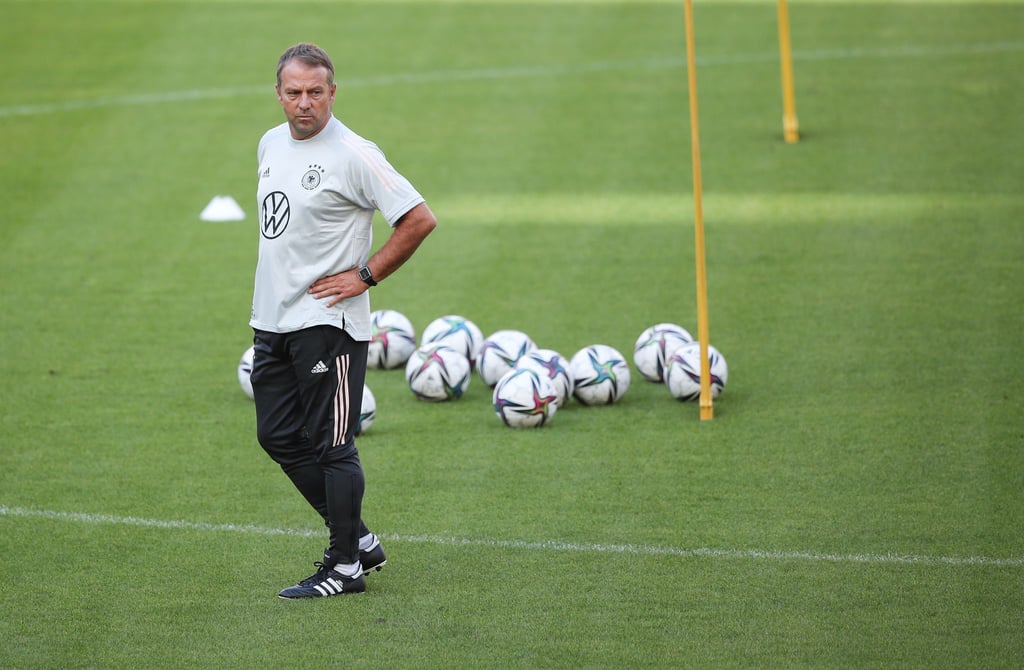 Bundestrainer Hansi Flick verfolgt das Training seiner Mannschaft.