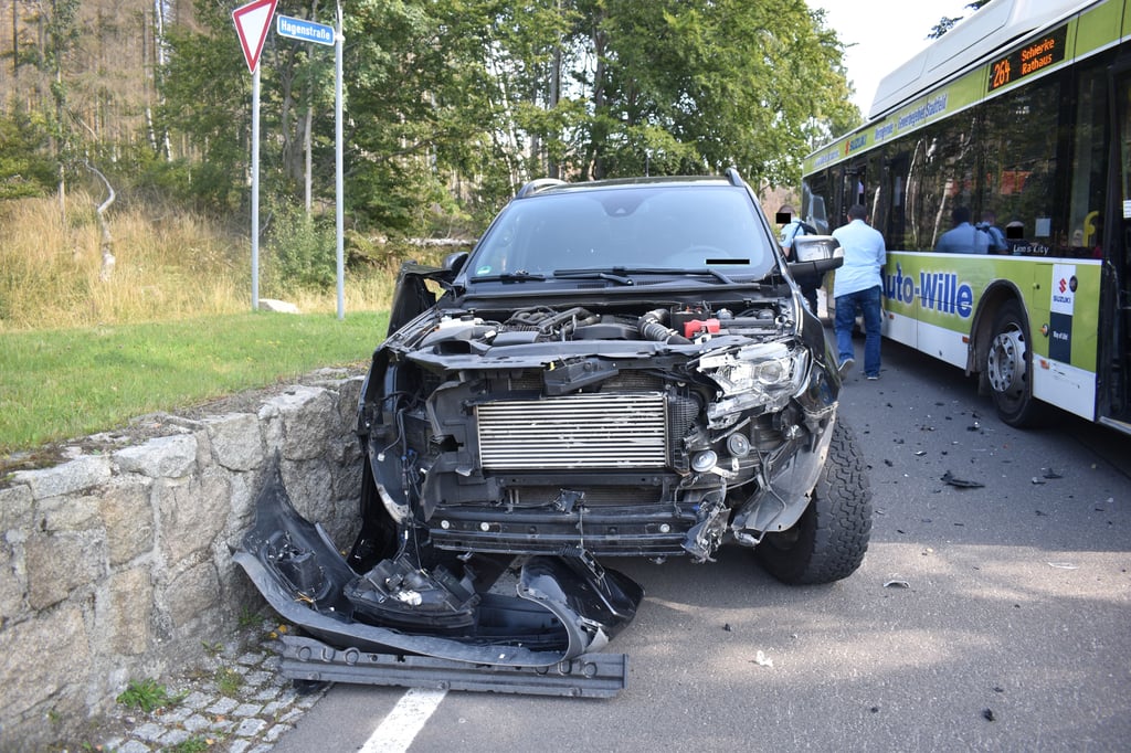 Sowohl der Ford als auch der Bus waren nach dem Unfall in Schierke nicht mehr fahrbereit.
