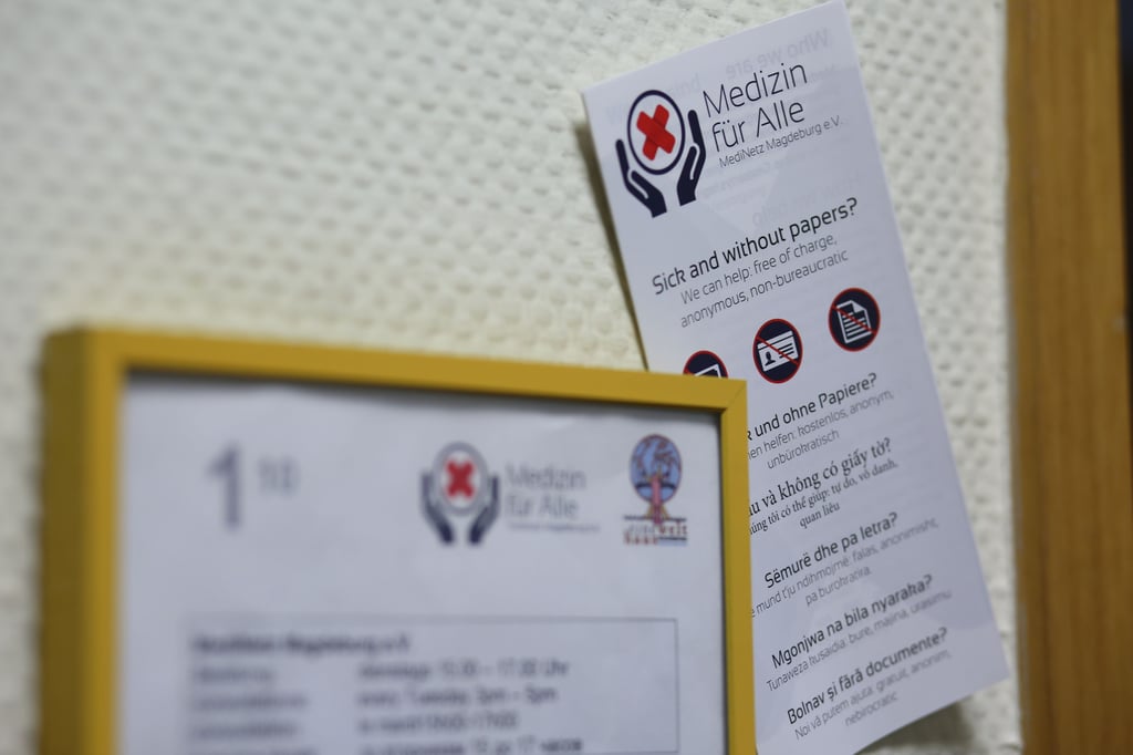 Ein Hinweisschild auf den Verein Medinetz Magdeburg e.V. hängt neben dem Büro im Einewelthaus.
