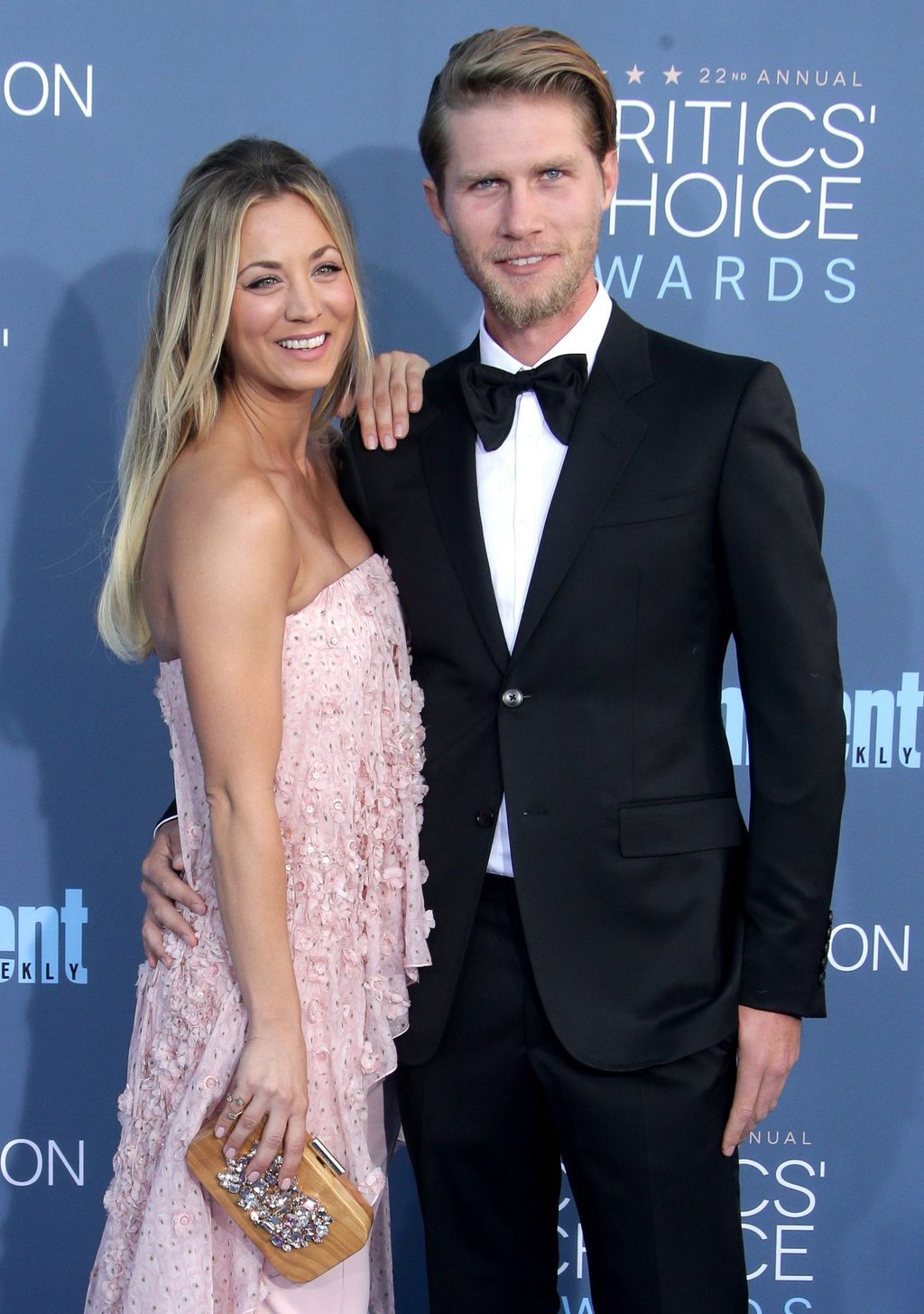 US-Schauspielerin Kaley Cuoco (l.) und Karl Cook bei den Critics' Choice Awards.