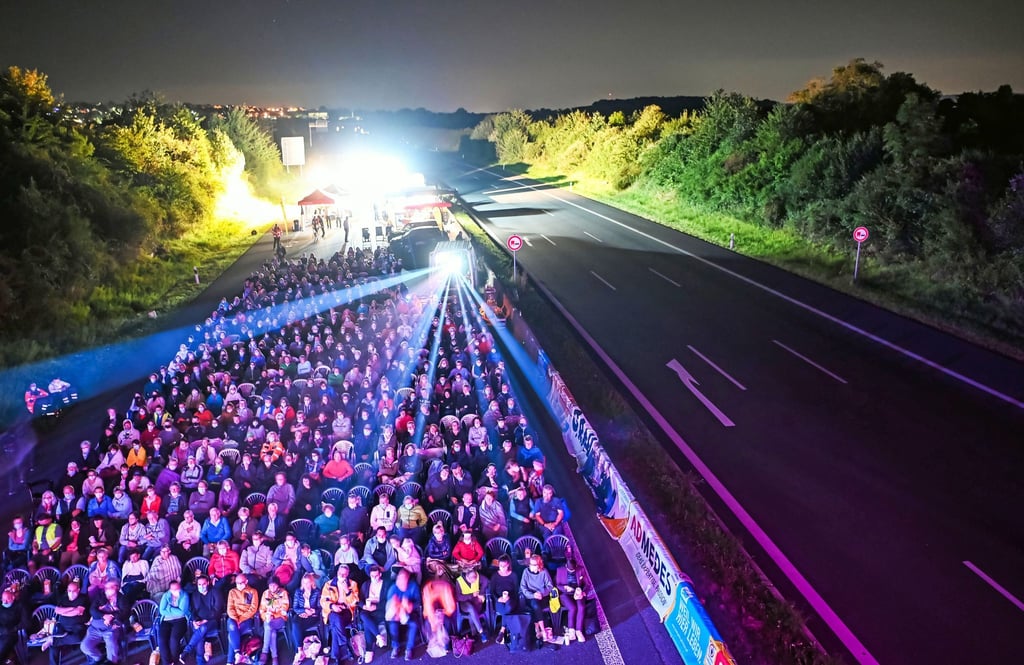 Auf der Autobahn A8 findet ein Open Air Kino statt. Gezeigt wird das Roadmovie „25 km/h“.