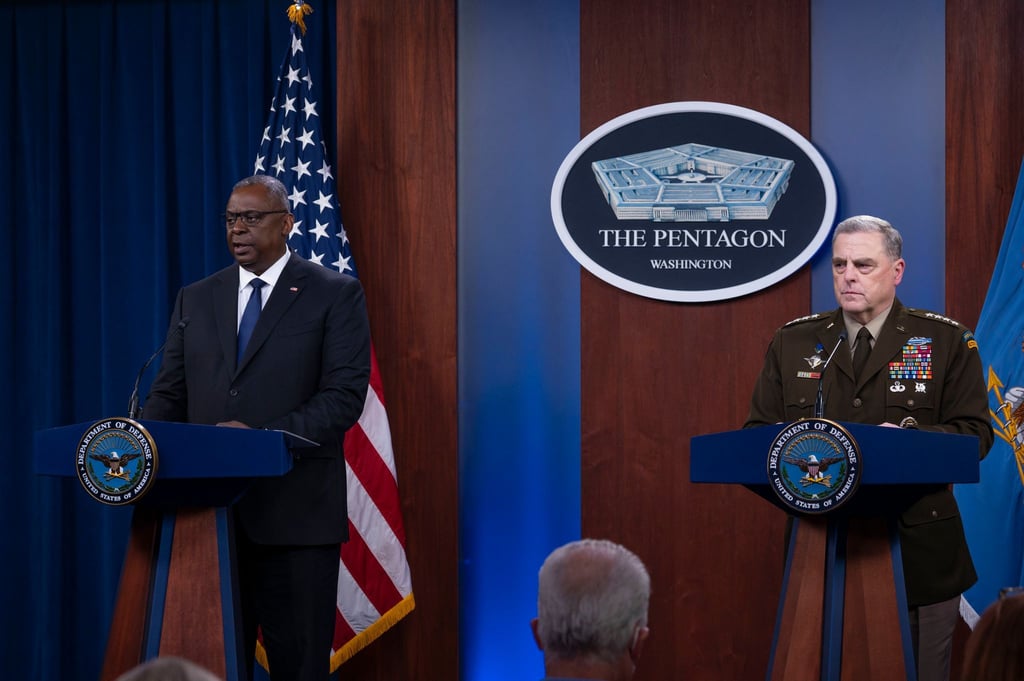 Lloyd Austin (l), Verteidigungsminister der USA, und General Mark Milley, Vorsitzender der Joint Chiefs, sprechen bei einer Pressekonferenz zur Lage in Afghanistan.