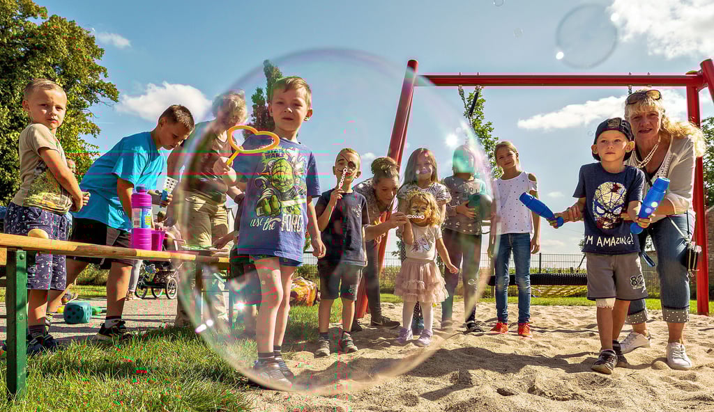 Der neue Spielplatz in Karith sieht immer noch aus wie aus dem Ei gepellt. Logisch, dass sich hier die Kinder am Sonntag Nachmittag so richtig ausgetobt haben. Dank des Heimatvereins konnten sie auch riesige Seifenblasen aufsteigen lassen. Manche davon waren so groß, dass es den Anschein hatte, die Kinder würden direkt darin stehen.