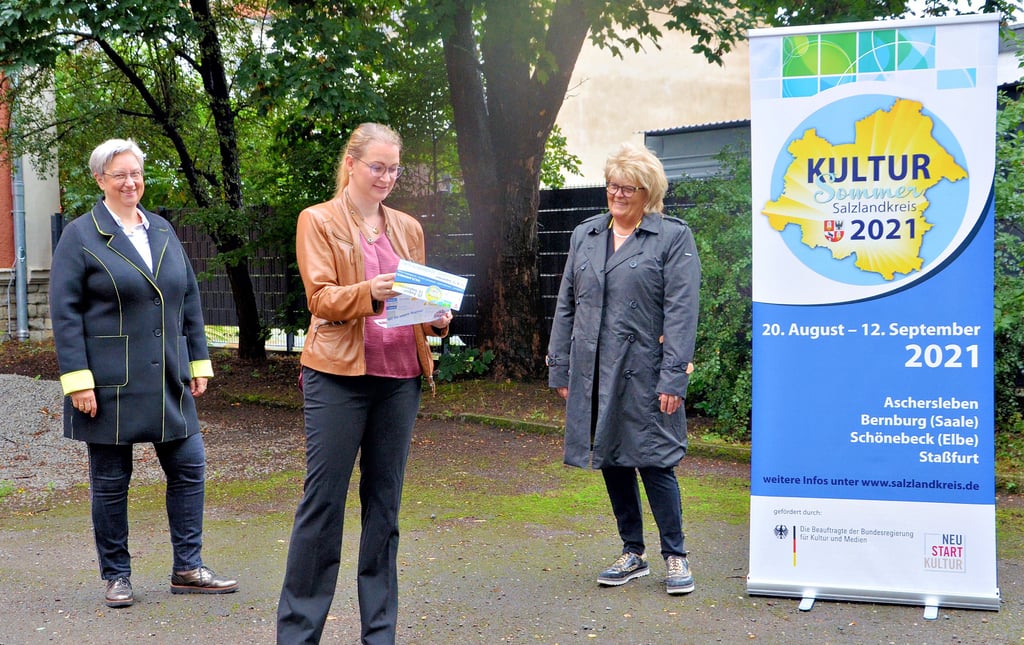 Sie freuen sich auf das Wochenende 11. und 12. September 2021 mit der finalen Ausgabe des Salzland-Kultursommers in Schönebeck (von links): Anita Bader (Geschäftsführerin Mitteldeutsche Kammerphilharmonie), Sandra Preuß (Leiterin Kreismusikschule Belá Bartók Schönebeck) und Petra Czuratis (Leiterin Kreis-Stabsstelle Beteiligungsmanagement, Regionaler Arbeitsmarkt und Kultur).