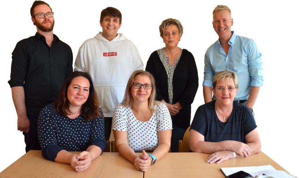 Die Integrationshelfer begleiten in diesem Schuljahr einzelne Kinder in ihrem Schulalltag: Nicole Reisnauer aus Borne an der Uhlandschule in Neundorf (untere Reihe von links), Dajana Apel aus Aschersleben an der Grundschule Pfeilergraben in Aschersleben, Kerstin Lüers aus Egeln an der Förderschule ?Am Park? in Wolmirsleben, Steffen Forth aus Staßfurt an der Uhlandschule in Neundorf (zweiter von links) und Kathrin Ries aus Schneidlingen an der Katharinenschule in Schneidlingen. Angeleitet werden sie von Sebastian Stein (links) und René Wullstein (rechts) als Verantwortliche für die Ambulanten Dienste bei der Lebenshilfe Bördeland.