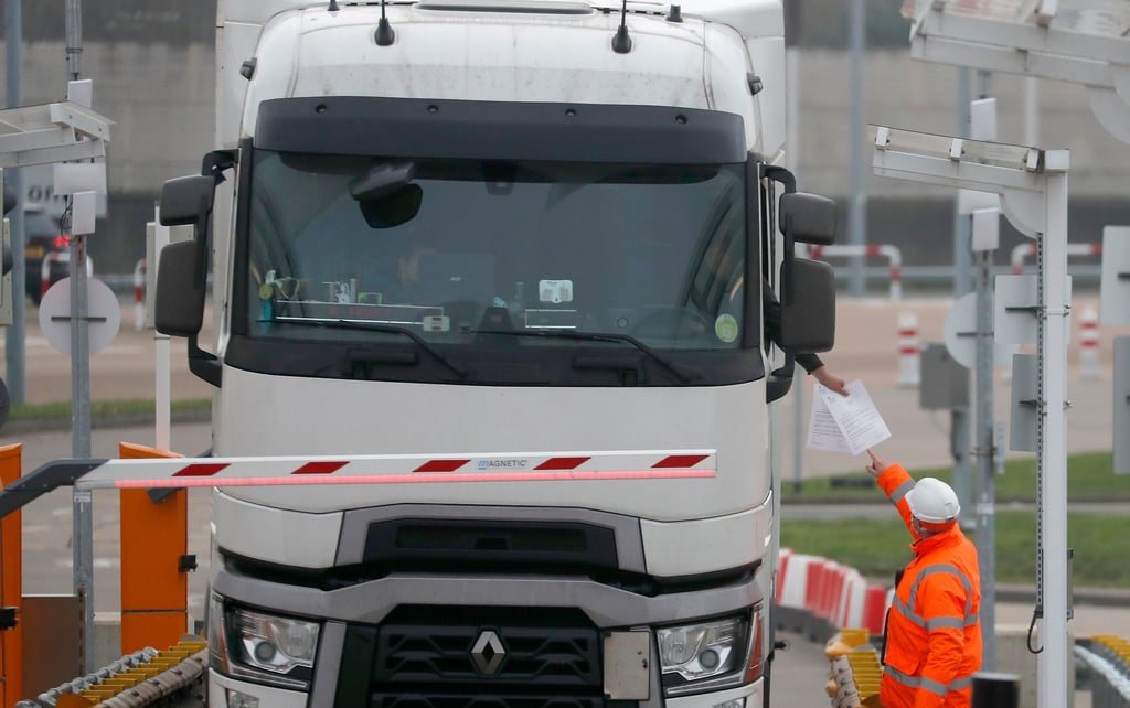 Den Briten fehlen nach dem Brexit unter anderem Lkw-Fahrer. So bleiben die Supermarktregale leer.