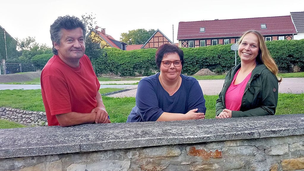 Machen sich Sorgen: Ralf Sacher und Cindy (Mitte) und Ika Kramer vom Förderverein Domersleben.