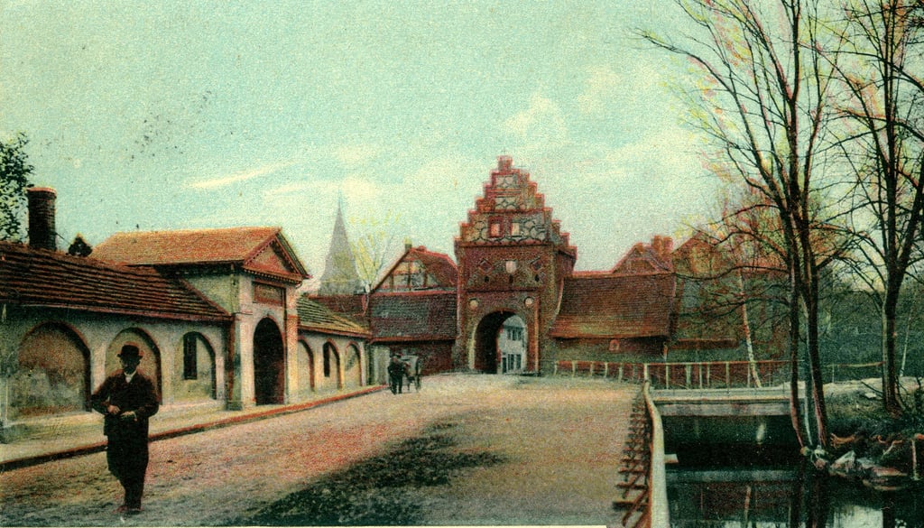 Eine alte Postkarte mit der Leichenhalle (links), die seinerzeit noch einen Schornstein hatte. Wie damals, so ist das Gebäude neben dem Steintor auch heute noch bildprägend. Wenn es nach dem Verein Initiative Kulturerbe Salzwedel geht, wird das alte Totengräberhaus zu einem Ausstellungsort.
