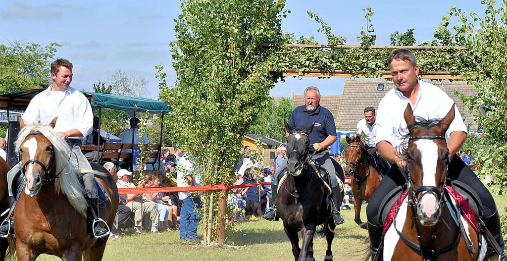 Zum Abschluss eines jeden Durchgangs reiten sämtliche Teilnehmer zur Musik des ?Lampenputzers? durch den geschmückten Galgen.