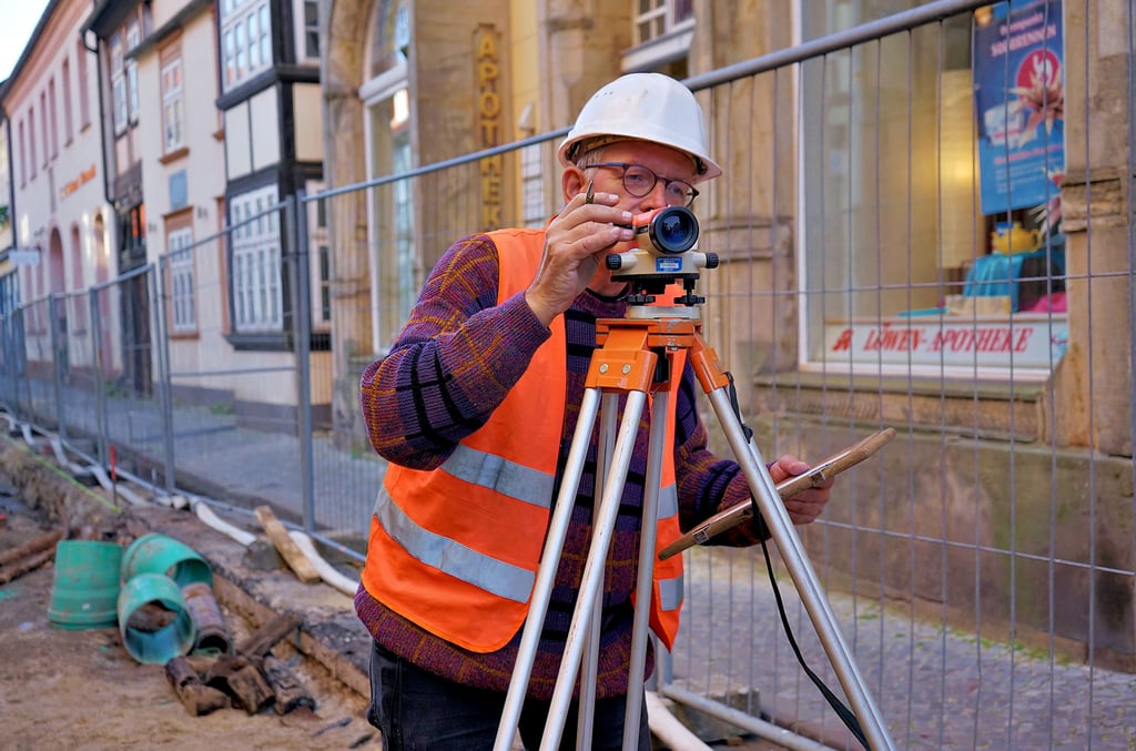 Archäologe Uwe Fiedler auf Spurensuche in Salzwedels Altstadt. Neben dem Amtsgericht, dem früheren Altstädter Rathaus, hat er vermutlich die älteste Straße der Stadt entdeckt, ein Knüppeldamm aus dem 12. Jahrhundert. Es ist nicht der einzige Fund ...