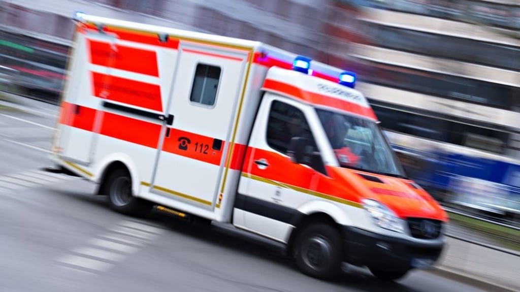 Rettungskräfte verbrachten den Verletzten zur stationären Behandlung in ein Krankenhaus.