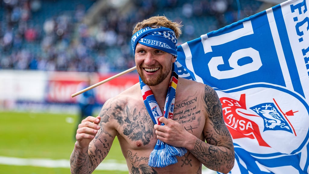 Jan Löhmannsröben feiert den Aufstieg mit Hansa Rostock 2021 oben ohne.