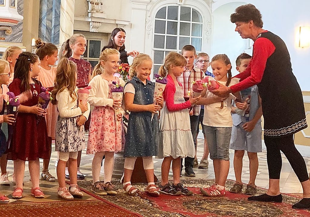 Zuckertütenübergabe während des Einschulungsgottesdienstes in Barnstädt.