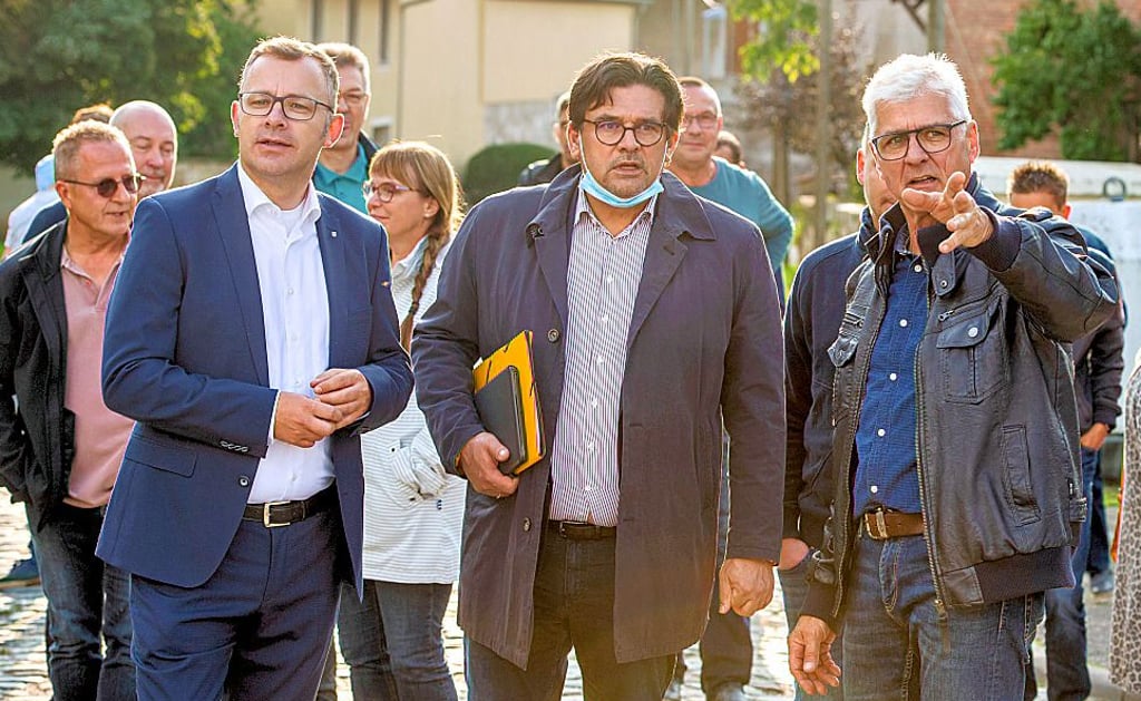 Heimatverereins-Vize Michael Hecklau (r.) führt Armin Müller (Mitte) und viele andere, so auch CDU-Landtagsabgeordneten Daniel Sturm, durch das Dorf.