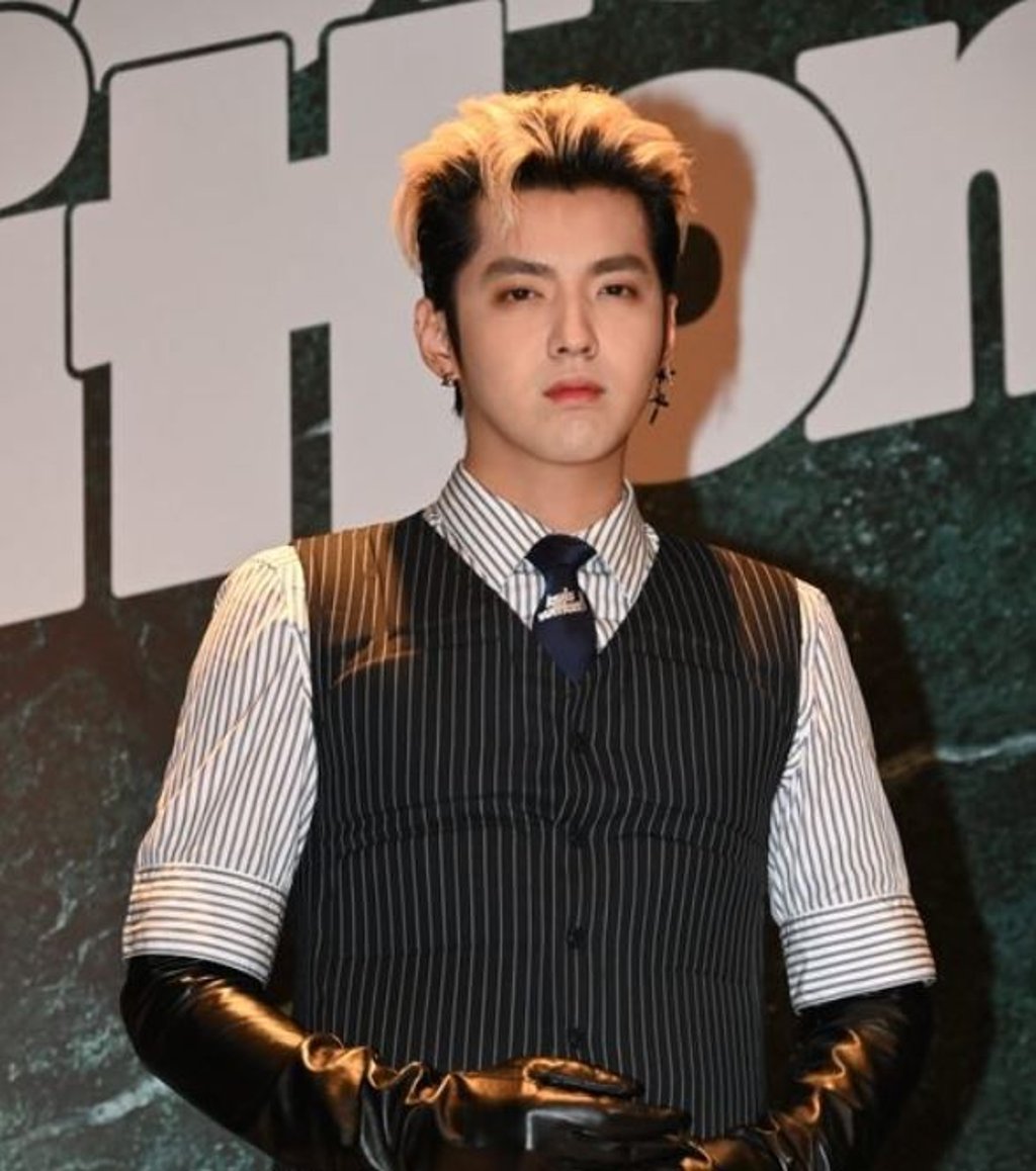 Kris Wu, chinesischstämmiger, kanadischer Rapper, nimmt an einer Kampagne für die Luxusmarke Louis Vuitton teil. Kris Wu wurde im August wegen des Verdachts der Vergewaltigung in Haft genommen. Es gehe um Vorwürfe, "junge Mädchen reingelegt zu haben, um Sex mit ihm zu haben", wie die Polizei berichtete. Fans mobilisierten eine Kampagne, um ihm zur Hilfe zu kommen.