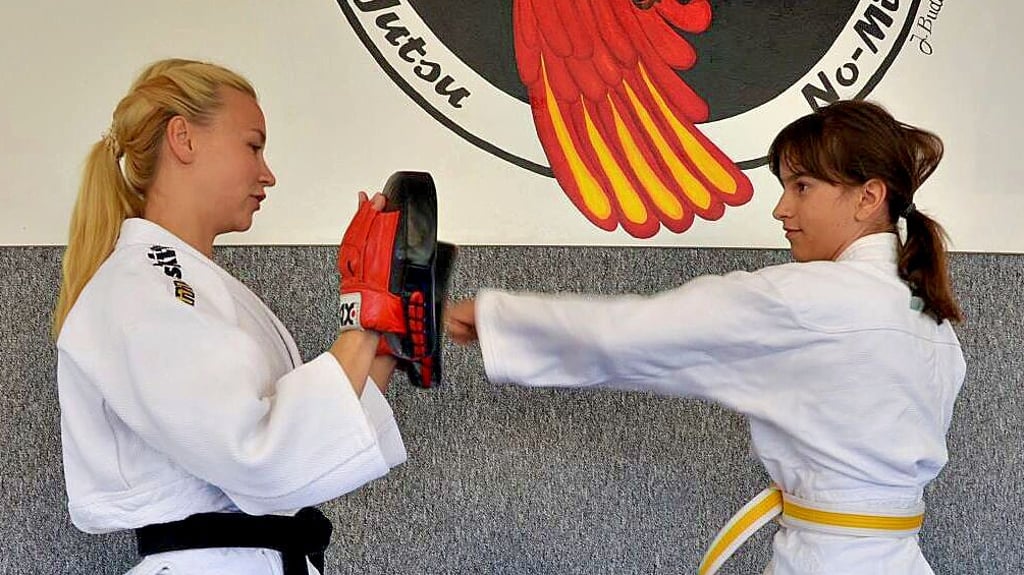 Seit drei Jahren trainiert die zehnjährige Tamara Albrecht (rechts), hier mit Trainierin Jaqueline Budich, die moderne Kampfsportart Ju-Jutsu. Neben Technik, Kraft und Ausdauer wird auch die Willensstärke und somit das Selbstvertrauen gestärkt.