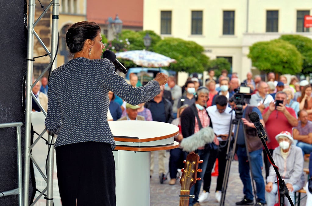 Mehr als 400 Menschen waren am Montagabend auf den Marktplatz in Köthen gekommen, um Sahra Wagenknecht zuzuhören.