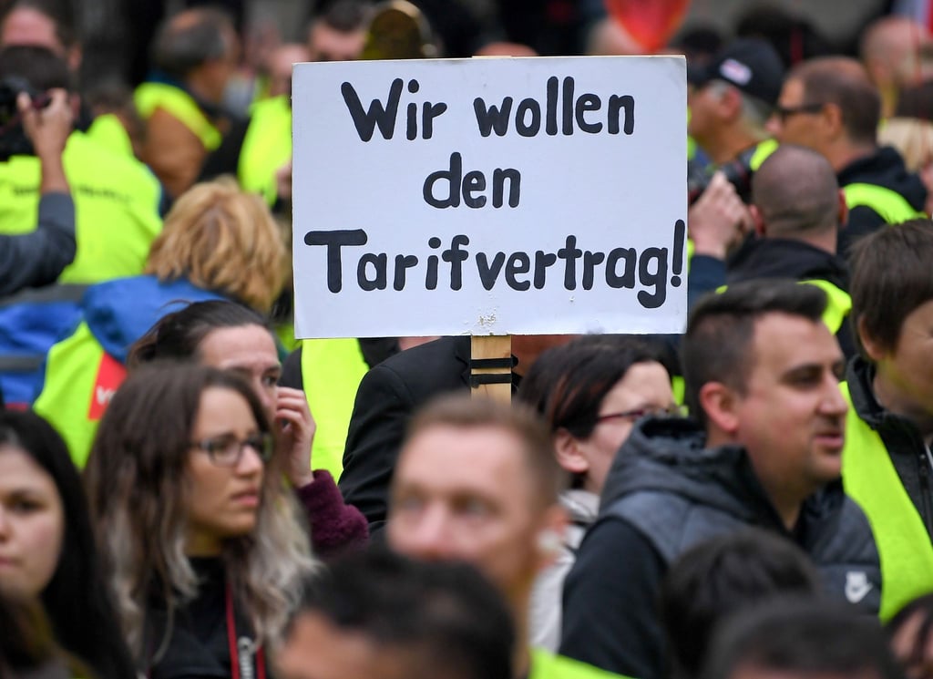 Beschäftigte mit Tarifvertrag verdienen bis zu 50 Prozent mehr. Hier demonstrieren Amazon-Angestellte gegen ihre Arbeitsbedingungen.