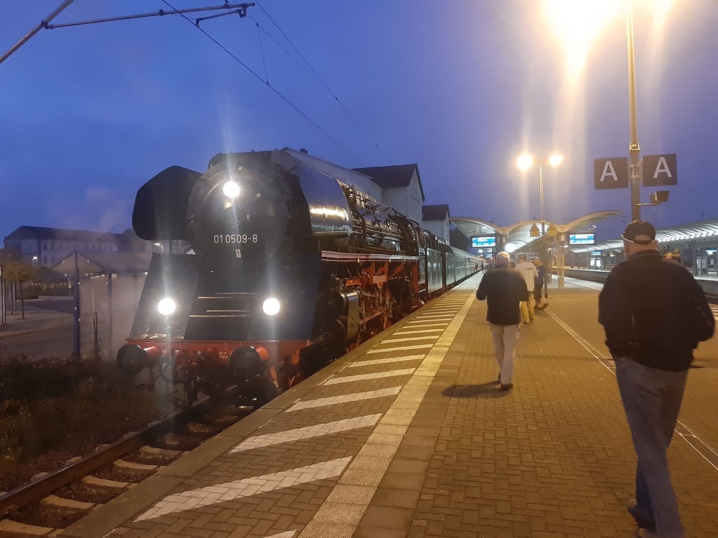 Ein seltenes Bild in Bitterfeld. Viele Eisenbahnfans waren vor Ort.