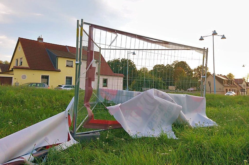 Ein meterlanges Banner der Linken wurde an der Dessauer Straße in Bernburg zerschlitzt.