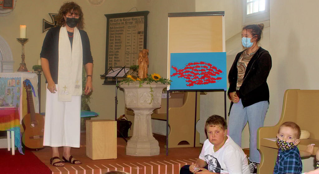 Wie ein Fisch in einem großen Schwarm sollten sich nicht nur die jungen, sondern alle Besucher während des ersten Kindergottesdienstes zum Auftakt der Kinderkirche fühlen. Deshalb wurde passend zu der Geschichte, die Gemeindepädagogin Annette Wolter (links) erzählte, aus roten Fischen mit den Namen der Besucher ein Riesenfisch gebastelt.