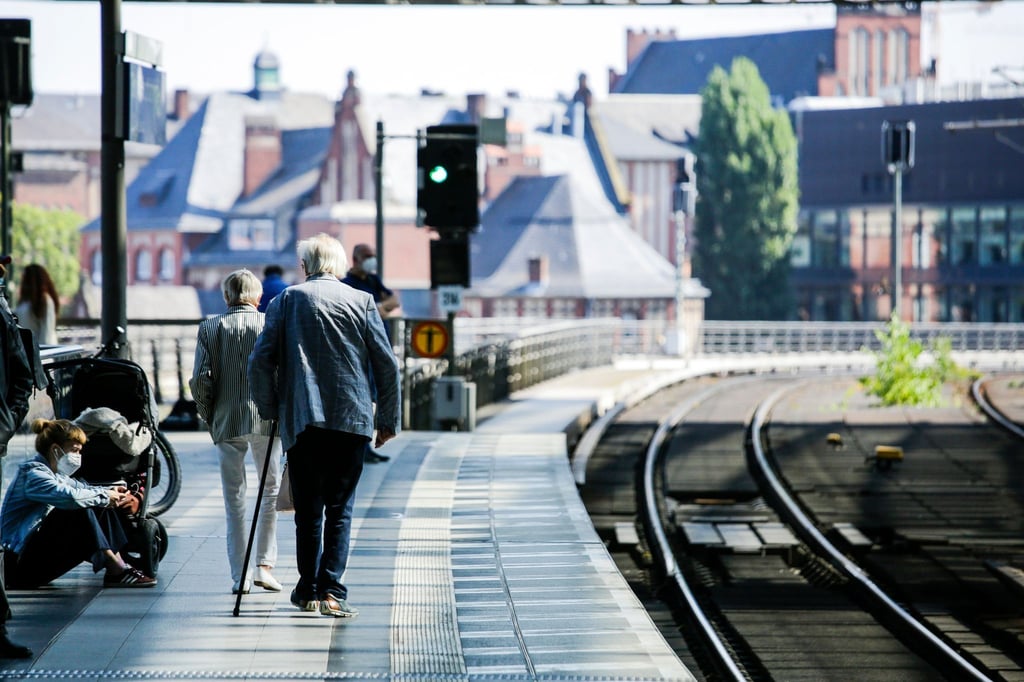 Fahrgäste warten auf einem Bahnsteig im Berliner Hauptbahnhof.