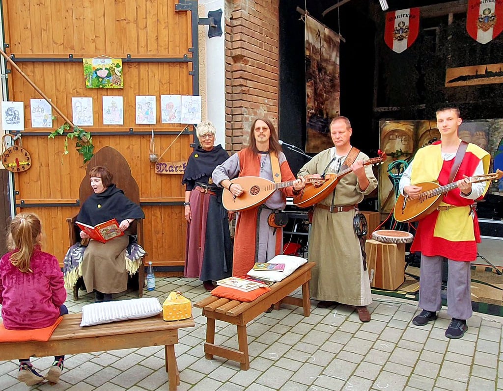 Die Mitglieder des Vereins ?Drei Türme? unterhielten die jüngsten Besucher mit Märchen und die älteren mit mittelalterlicher Musik.
