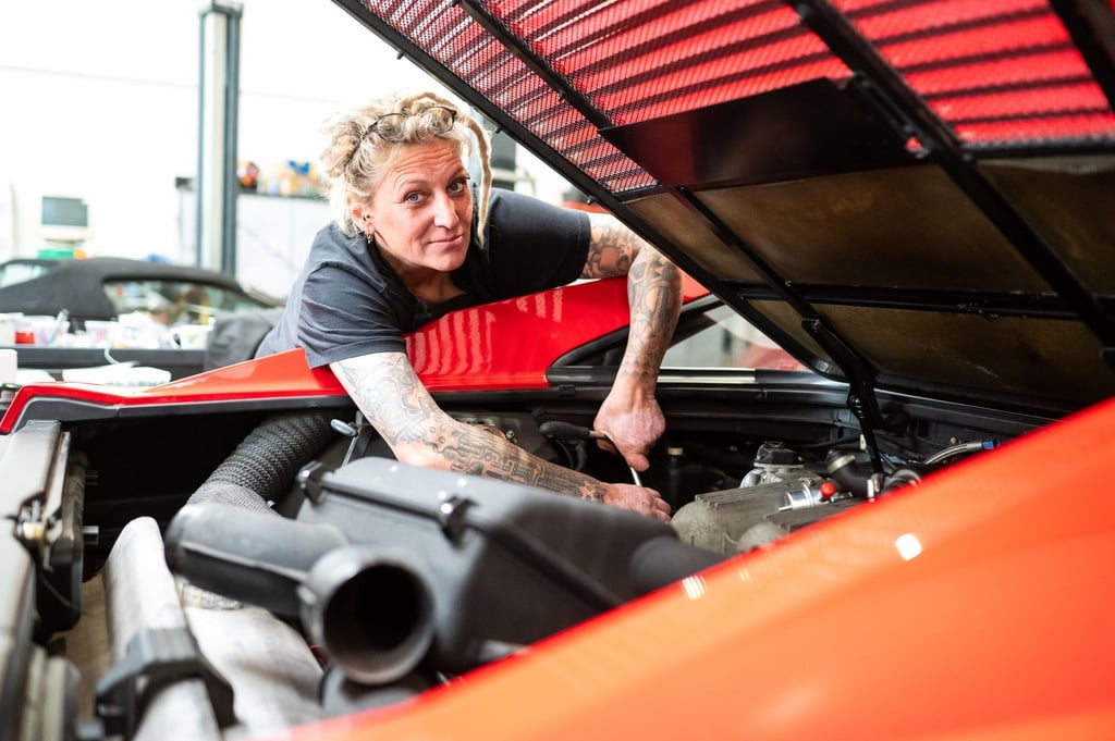 Kfz-Meisterin und Oldtimer-Expertin Tanja Trautmann arbeitet an einem Sportwagen.