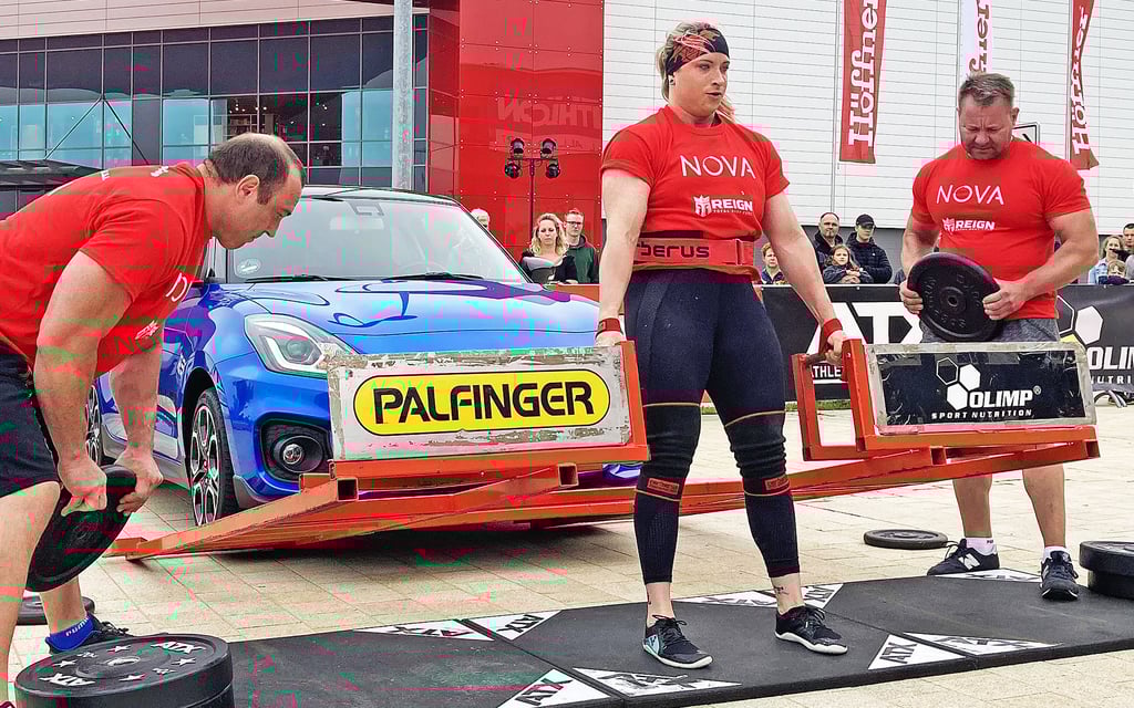 Sandra Bradley, die nun offiziell stärkste Frau Deutschlands, schaffte in der Disziplin Autokreuzheben 280 Kilogramm.