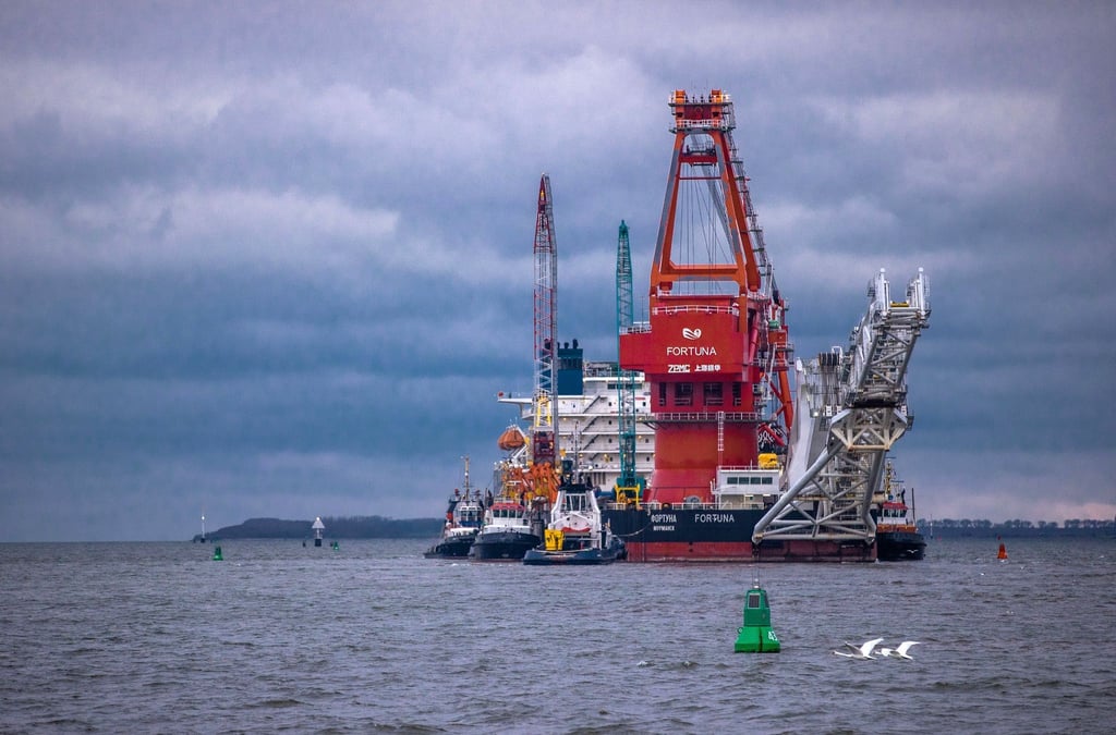 Schlepper ziehen das russische Rohr-Verlegeschiff „Fortuna“ aus dem Hafen auf die Ostsee.