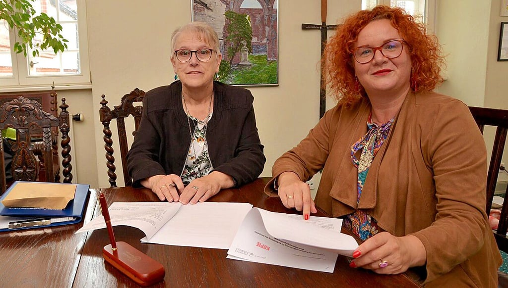 Vertragsunterzeichnung für den Tag- und Nachtmarkt, der in Letzlingen entstehen wird: Bürgermeisterin Mandy Schumacher (rechts) und die Letzlinger Ortsbürgermeisterin Regina Lessing setzten ihre Unterschrift unter das Dokument.