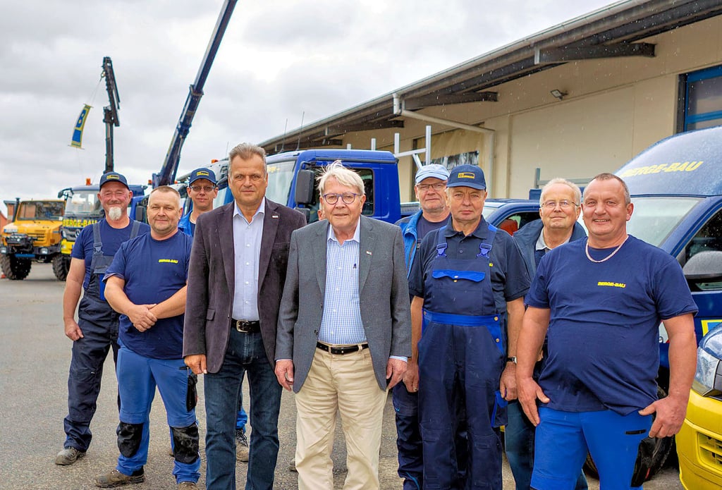 Die Firma Berge-Bau feiert das 30-jährige Bestehen der Niederlassung in Zeitz. Diplomingenieur Bernd Berge (Mitte mit Brille) und Betriebsleiter Toralf Kanzler (links daneben) haben aus diesem Grund die Mitarbeiter zusammengetrommelt. Doch die Mehrzahl befindet sich auf den Baustellen.