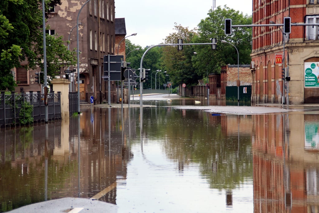 Hochwasser in Zeitz am 2. Juni 2013, gegen 8.15 Uhr. Die Zekiwa-Kreuzung steht komplett unter Wasser. Die Engelsbrücke ist gesperrt.